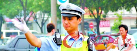 孟昆玉指挥交通